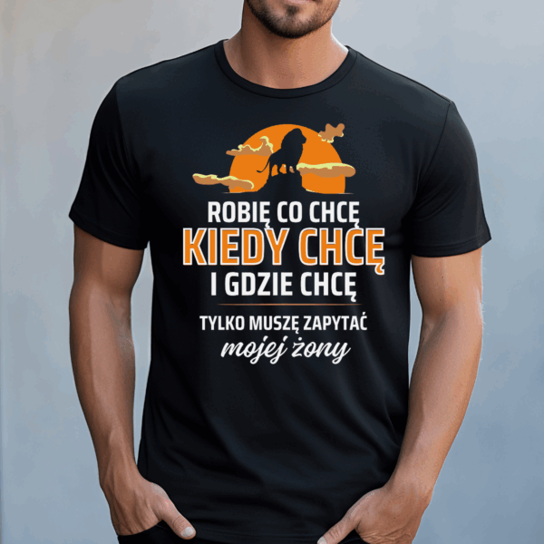 Koszulka męska Robię co chcę kiedy chcę i gdzie chcę tylko muszę zapytać mojej żony czarna - obrazek 2