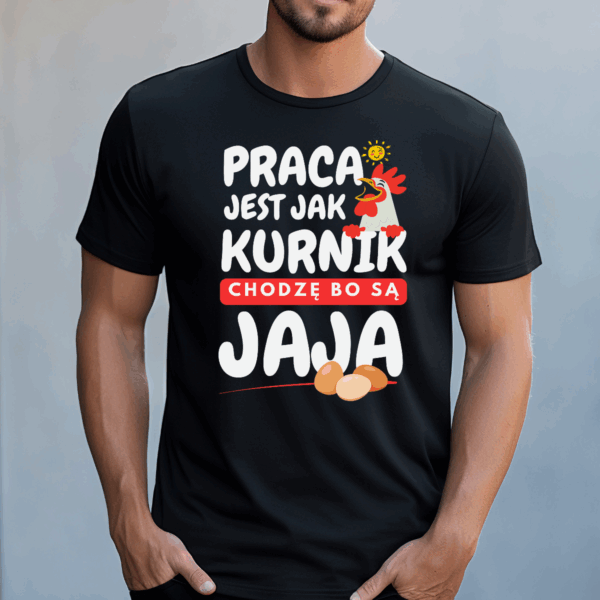 Koszulka męska Praca jest jak kurnik chodzę bo są jaja czarna - obrazek 2